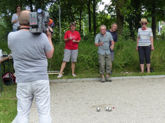 Boule-Urgestein Peter Schreyer mitten im Wettkampf vor laufender Kamera, kritisch beobachtet von den Mitspielern Heidi Lindner, Heinrich Körner, Christa Ertl und Wast Mitterer (von links)