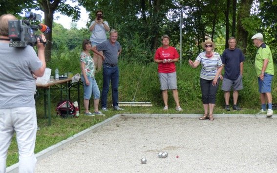 Boule-Neumitspielerin Christa Ertl mitten im Wettkampf vor laufender Kamera, kritisch beobachtet von den Mitspielern Marion Spallek, Hans Vierl, Heidi Lindner, Heinrich Körner (von links)