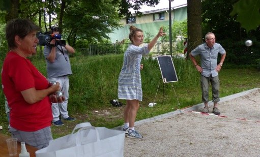 TV-Journalistin Luca-Emilia Dingl stieg mit in den Wettkampf ein und hatte sichtlich Spaß am Boule-Spiel