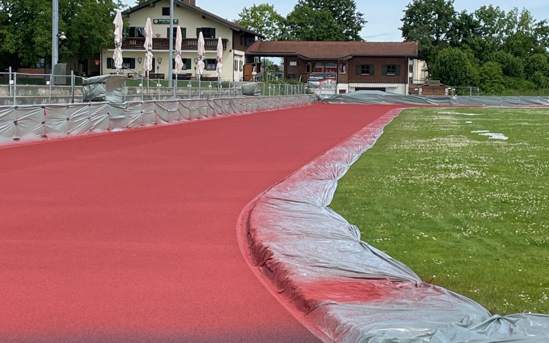 Jetzt kommt Farbe ins Spiel, die Komplett-Sanierung des „400-Meter-Runds“ biegt auf die Zielgerade ein