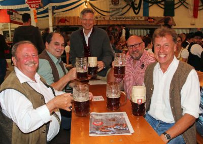 2016 Volksfest Bruckmuehl - zufriedene Gesichter der Vorstandschaft mit Wiesnbürgermeister und Rathaus-Chef
