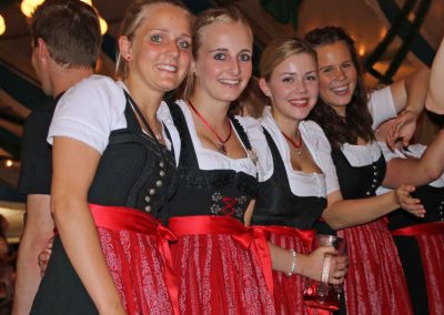 2016-Volksfest-Bruckmuehl-Tag1-Mädels sorgen für Farbtupfer im Festzelt