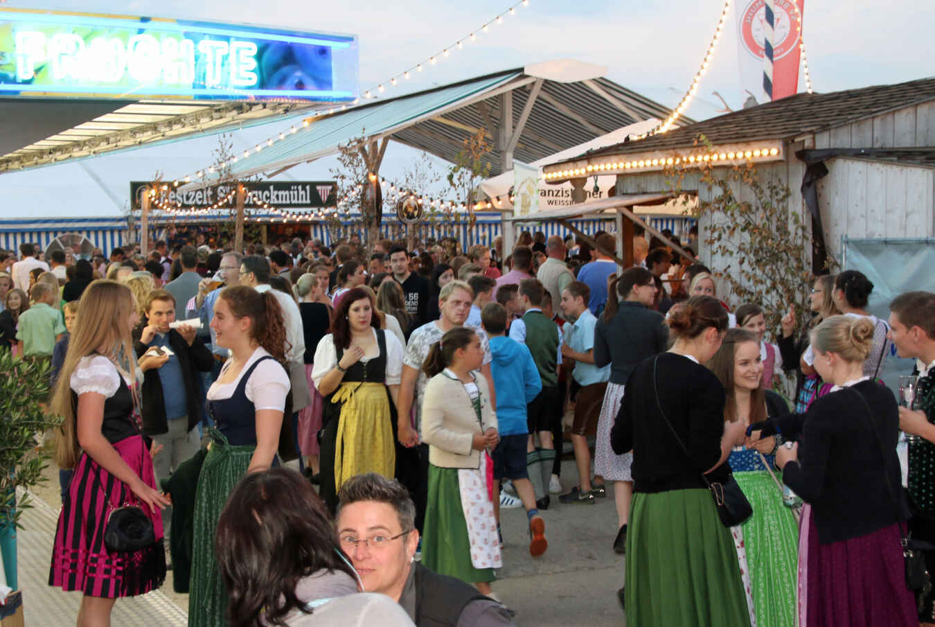Dichtes Gedränge vor dem Volksfestzelt Bruckmühl am letzten Wiesn-Wochenende
