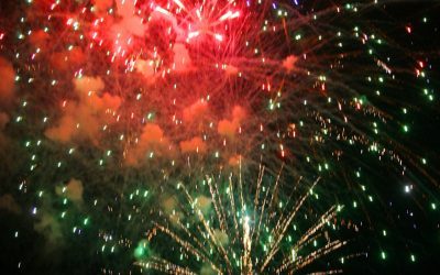 Feuerwerk zaubert Farbenmeer in den Nachthimmel