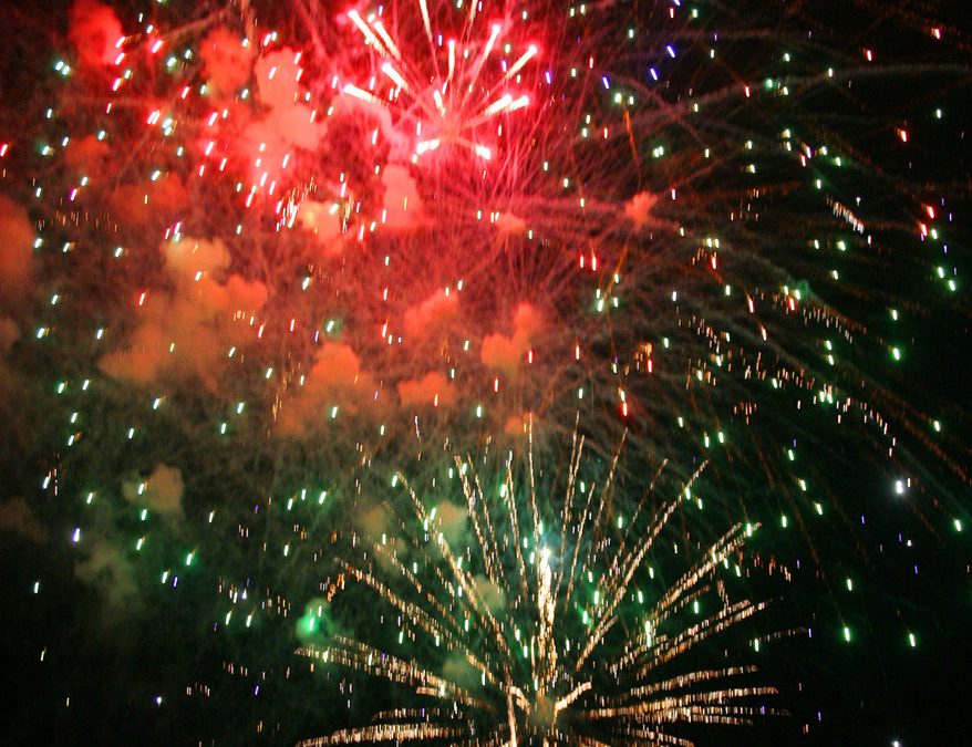 Feuerwerk zaubert Farbenmeer in den Nachthimmel