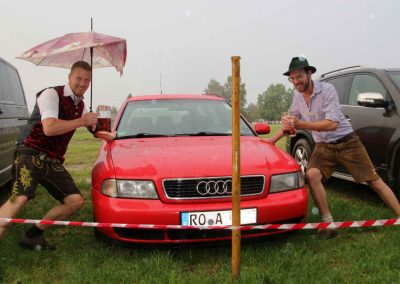 2016-Volksfest-Bruckmuehl-Tag7-Andi und Alex-Auto in der Wiese abgesoffen